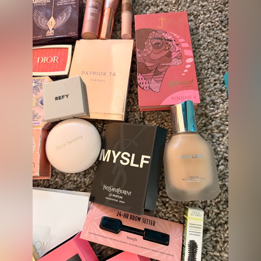 MAKEUP STASH - Picture 7 of 17